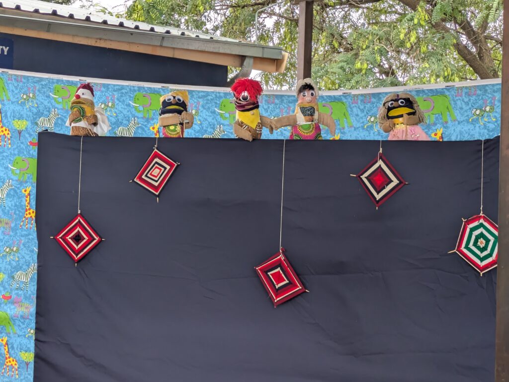 Theatergruppe Creabuntu führt Puppentheater für Kinder im Township auf