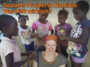 Elke Reinauer sitzt lachend mit orangem Stirnband, während fünf Mädchen im Waisenhaus in Namibia ihr die langen Haare zu Zöpfen flechten. Bildtext: Soziales Projekt in Namibia: Was hilft wirklich?
